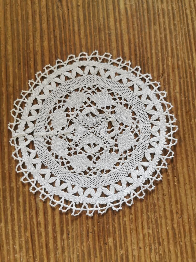 アンティーク マルチーズレース ラウンド小ドイリー 涼やかな麻糸 マルタ十字✠