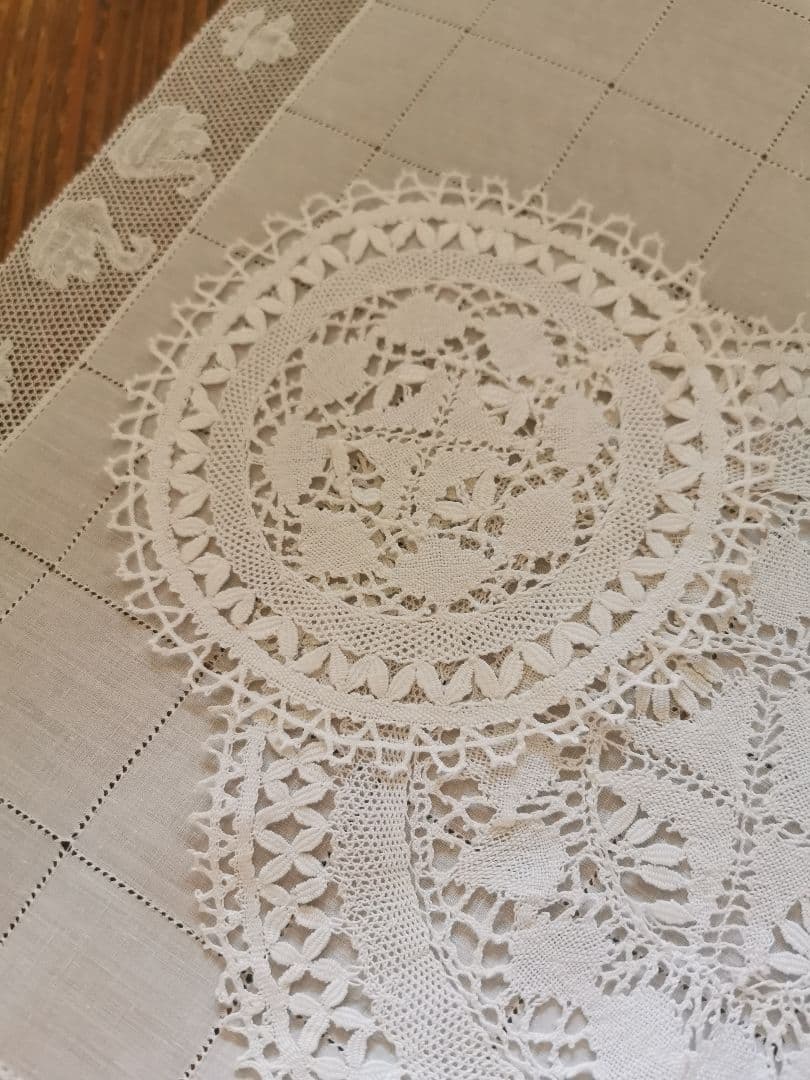 アンティーク マルチーズレース ラウンド小ドイリー 涼やかな麻糸 マルタ十字✠