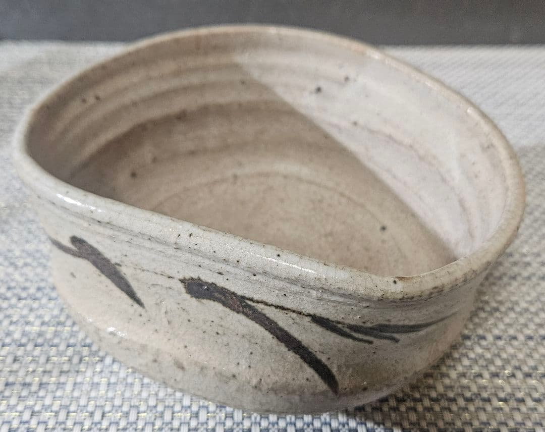 時代古作品❗明治時代頃　古志野　鉄釉　草文様　大振沓茶碗　茶道具　古陶磁器