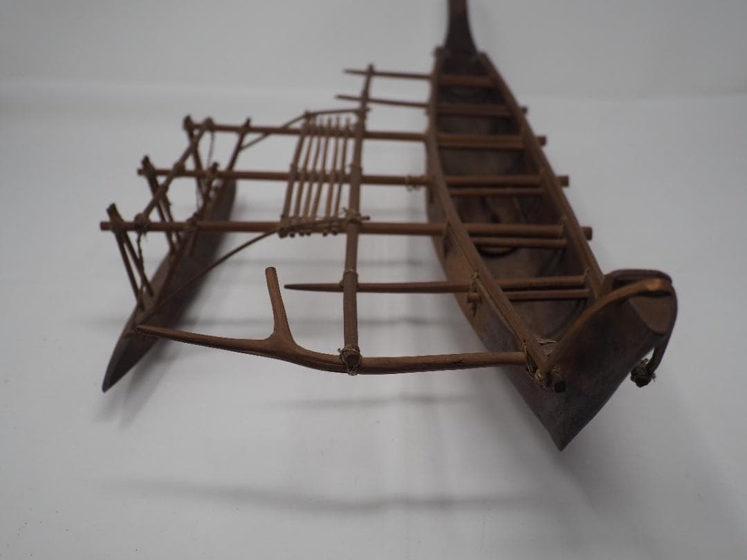 シングルアウトリガーカヌー　木製カヌー　ミクロネシア　ポリネシア　ミニチュア