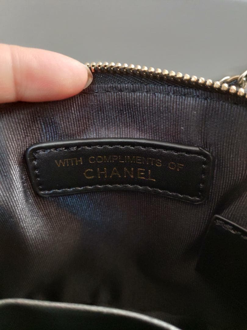 キャビアスキンショルダーバッグ　ゴールドチェーン 黒