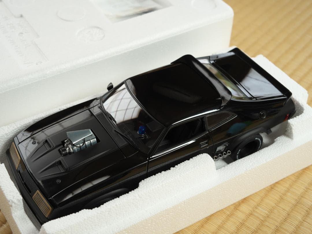 オートアート 1/18 フォード ⅩBファルコン　マッドマックスインターセプター