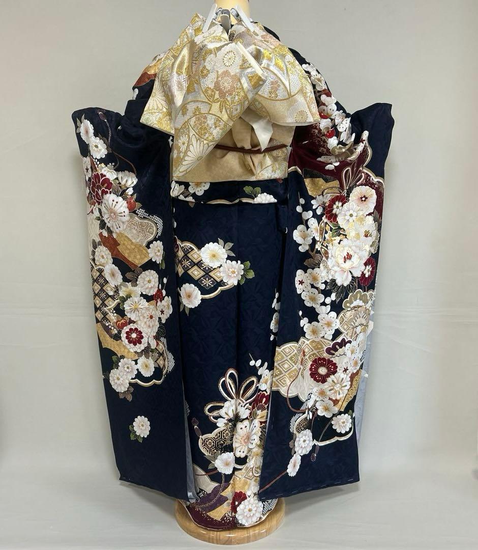 紺地の上品な牡丹や菊の金彩古典振袖セット