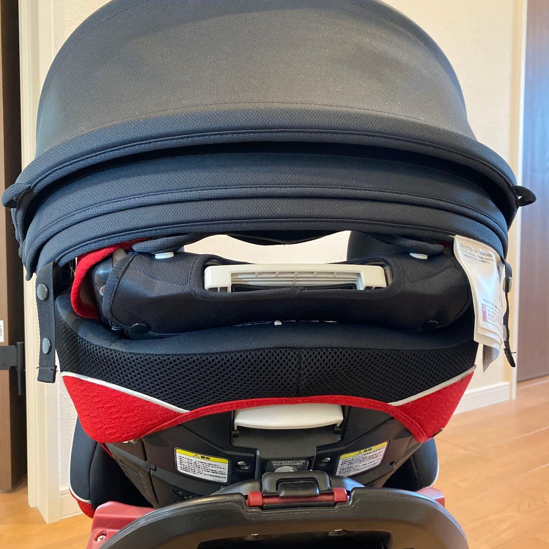 Aprica Fladea Grow チャイルドシート ブラックとレッド