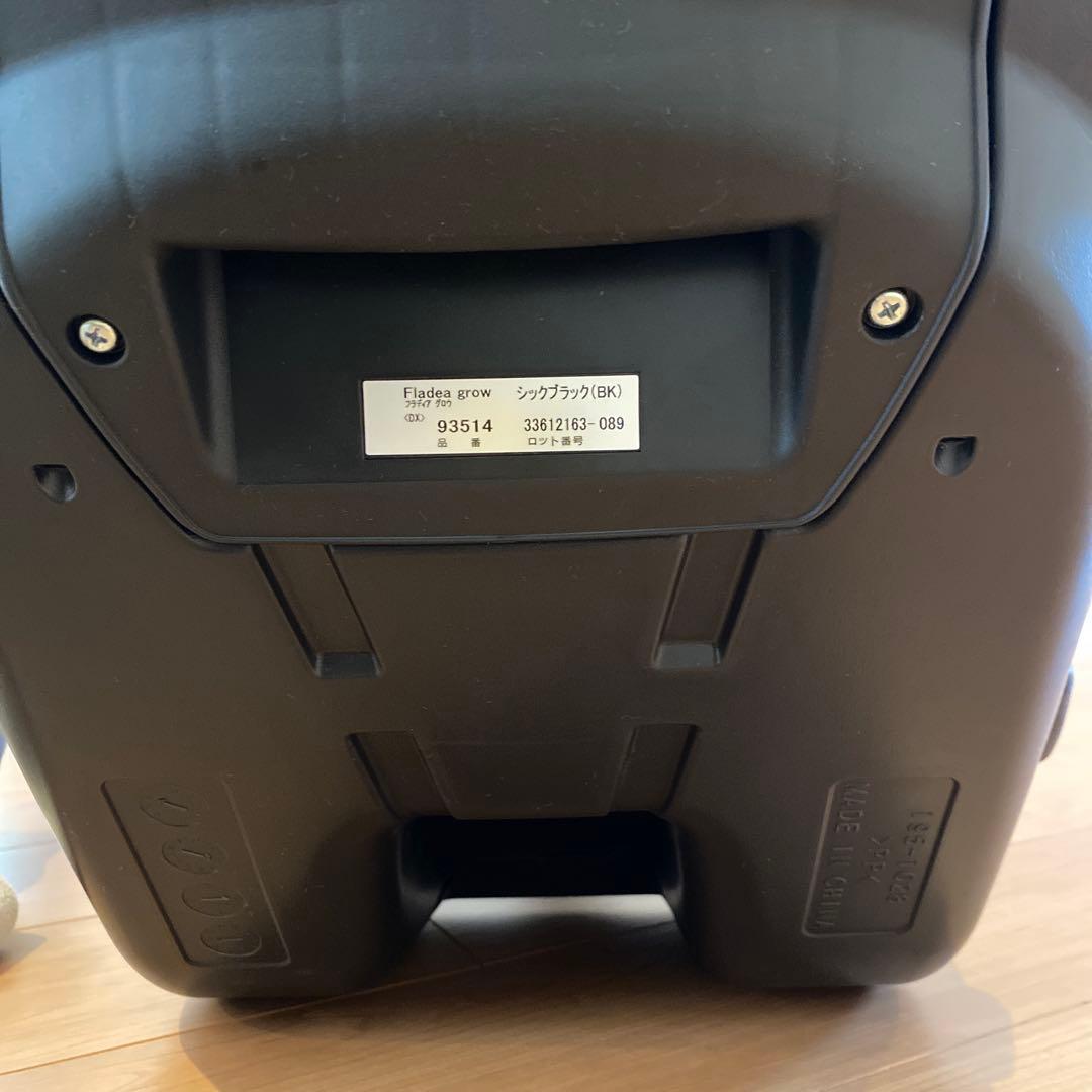 Aprica Fladea Grow チャイルドシート ブラックとレッド