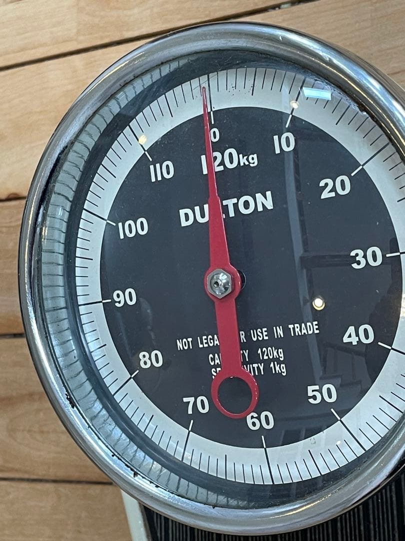 「測る」を超えて、「飾る」。DULTONのレトロ体重計で