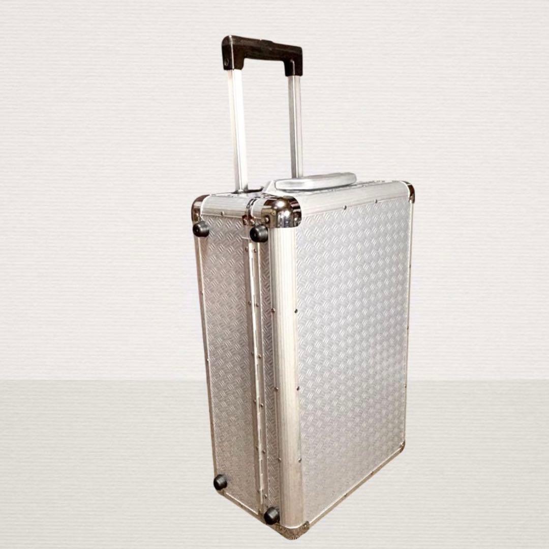 アルミ製キャリーケース 機内持込サイズ 2輪キャスター付き