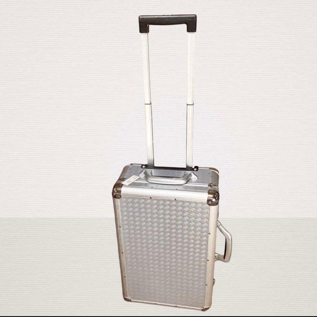 アルミ製キャリーケース 機内持込サイズ 2輪キャスター付き