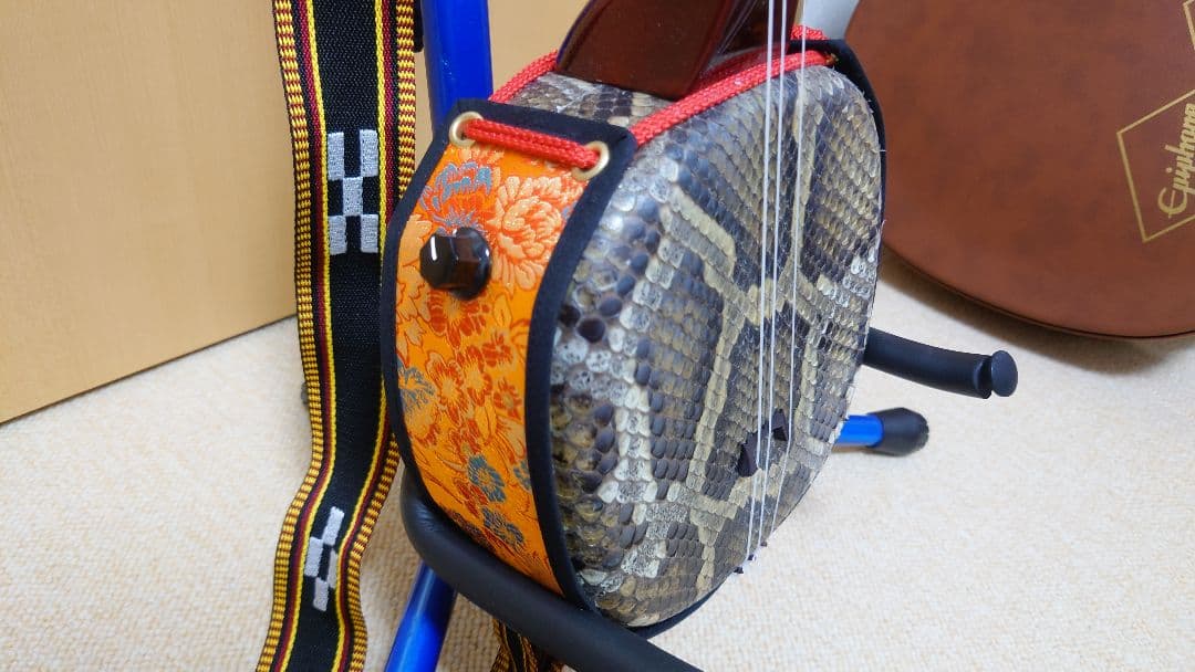 値下げ中！　極上エレキ三線　 人工＋蛇革二重張りのためメンテ不要