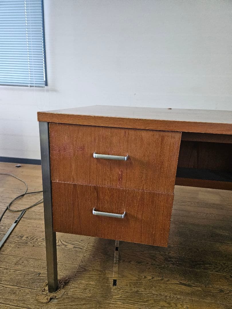 木製モダンデスク 4引き出し付き　大幅値下げ