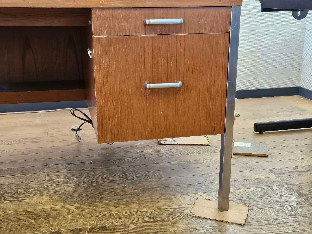 木製モダンデスク 4引き出し付き　大幅値下げ