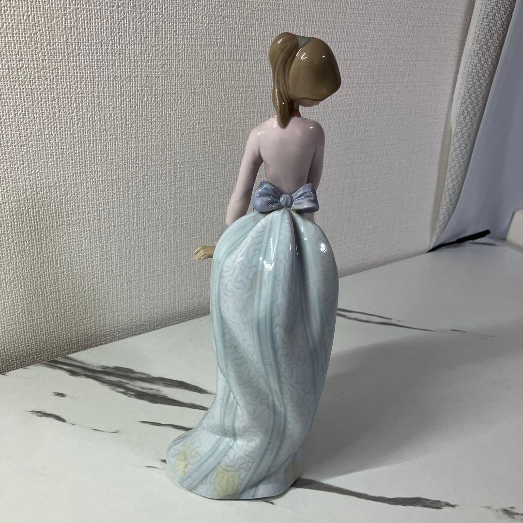 LLADRO リヤドロ 07622 花籠を持つ女性像 フィギュリン 箱付