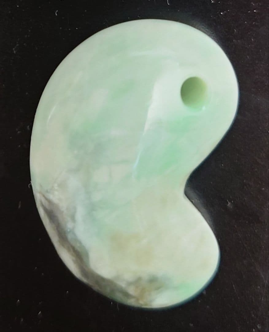 糸魚川翡翠　勾玉　ぷっくり　複雑紋様