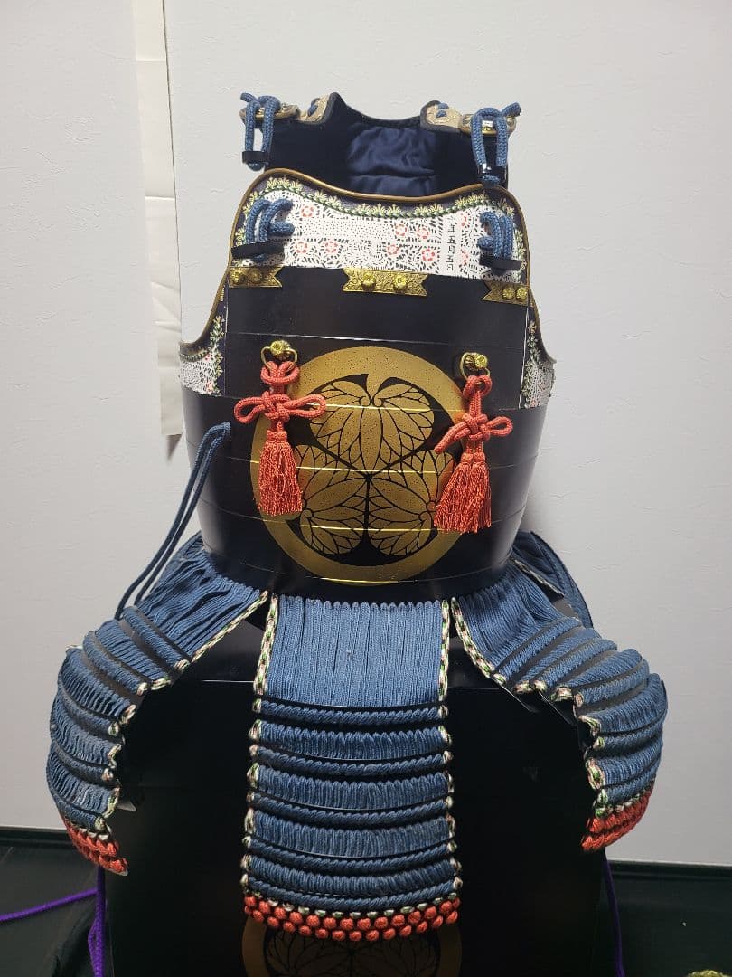 伝統的な青と黒の等身大日本甲冑（鎧立て無し）