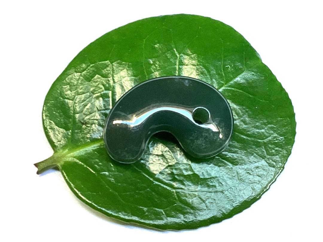 花仙山*出雲石　濃厚青緑色の『碧玉』勾玉50年分の保管品‼️ 別格の透明感　本物を