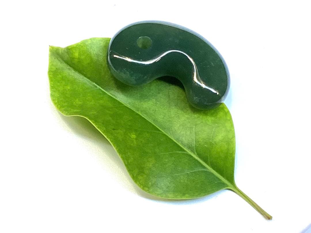 花仙山*出雲石　濃厚青緑色の『碧玉』勾玉50年分の保管品‼️ 別格の透明感　本物を