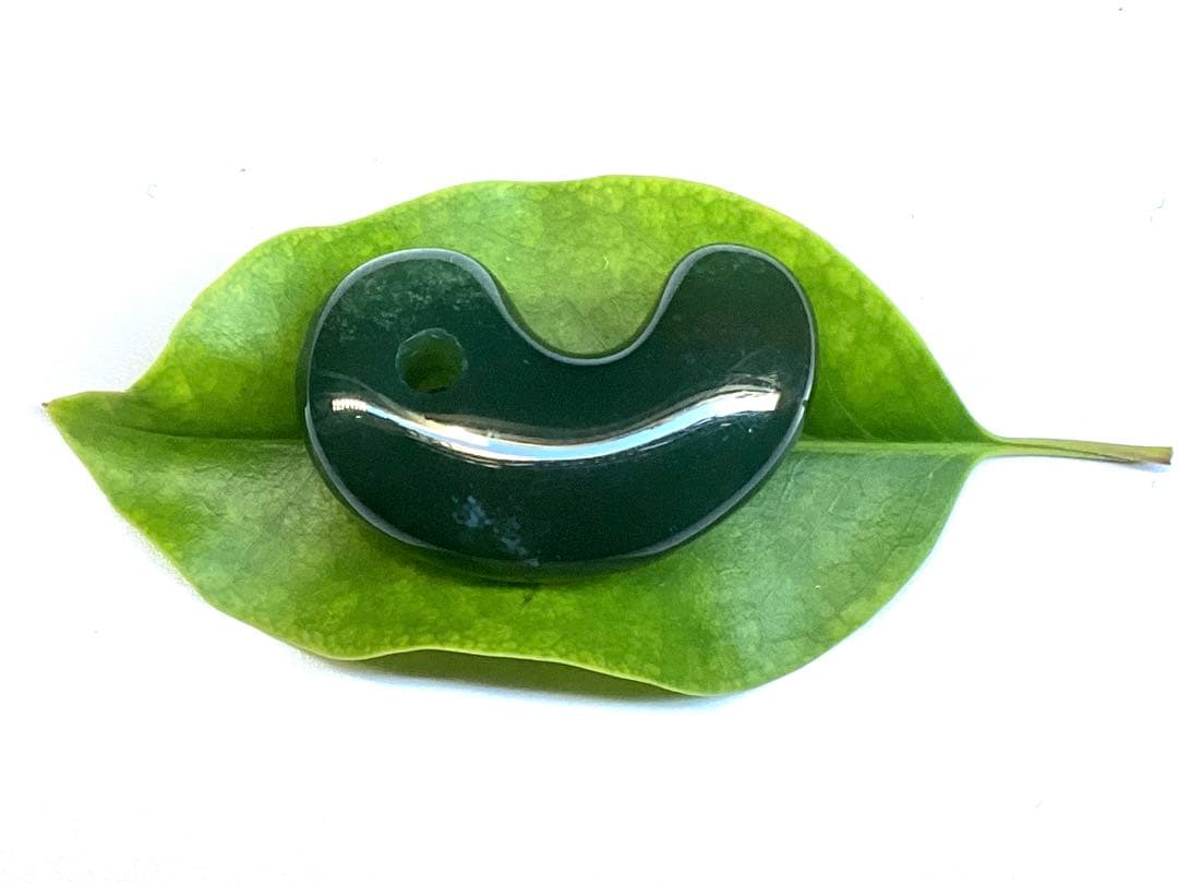 花仙山*出雲石　濃厚青緑色の『碧玉』勾玉50年分の保管品‼️ 別格の透明感　本物を