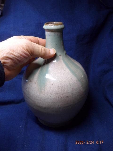 色の良い大きな徳利です。味があります