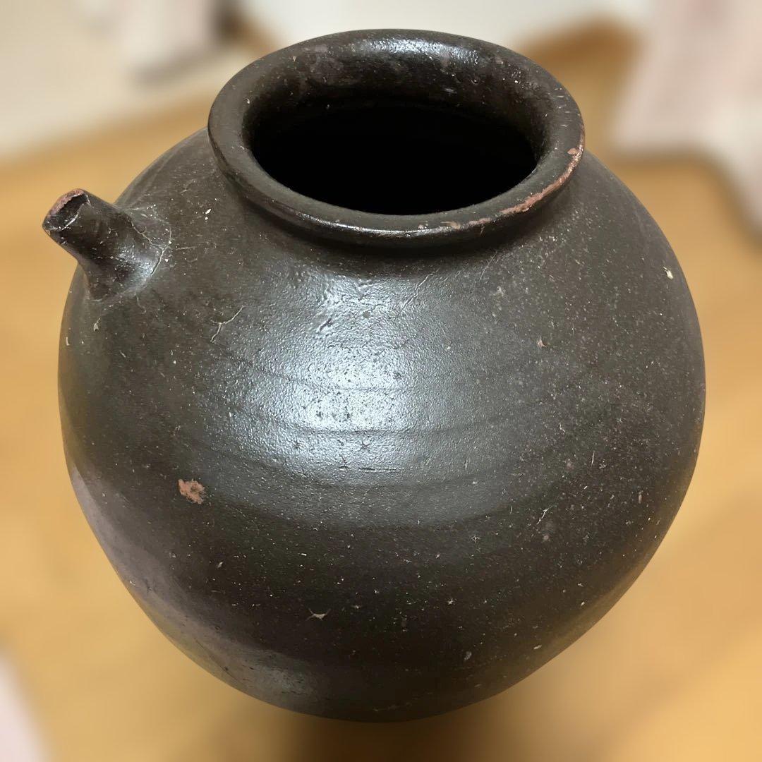 アンティークな黒色 陶器 注ぎ口付き壺