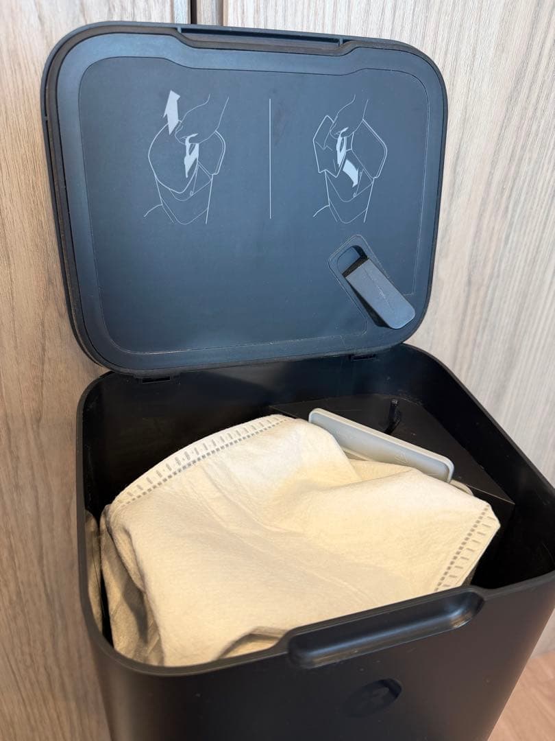 Roomba i7 自動ゴミ収集機能付き(エッジクリーニングブラシのみ動作不良)