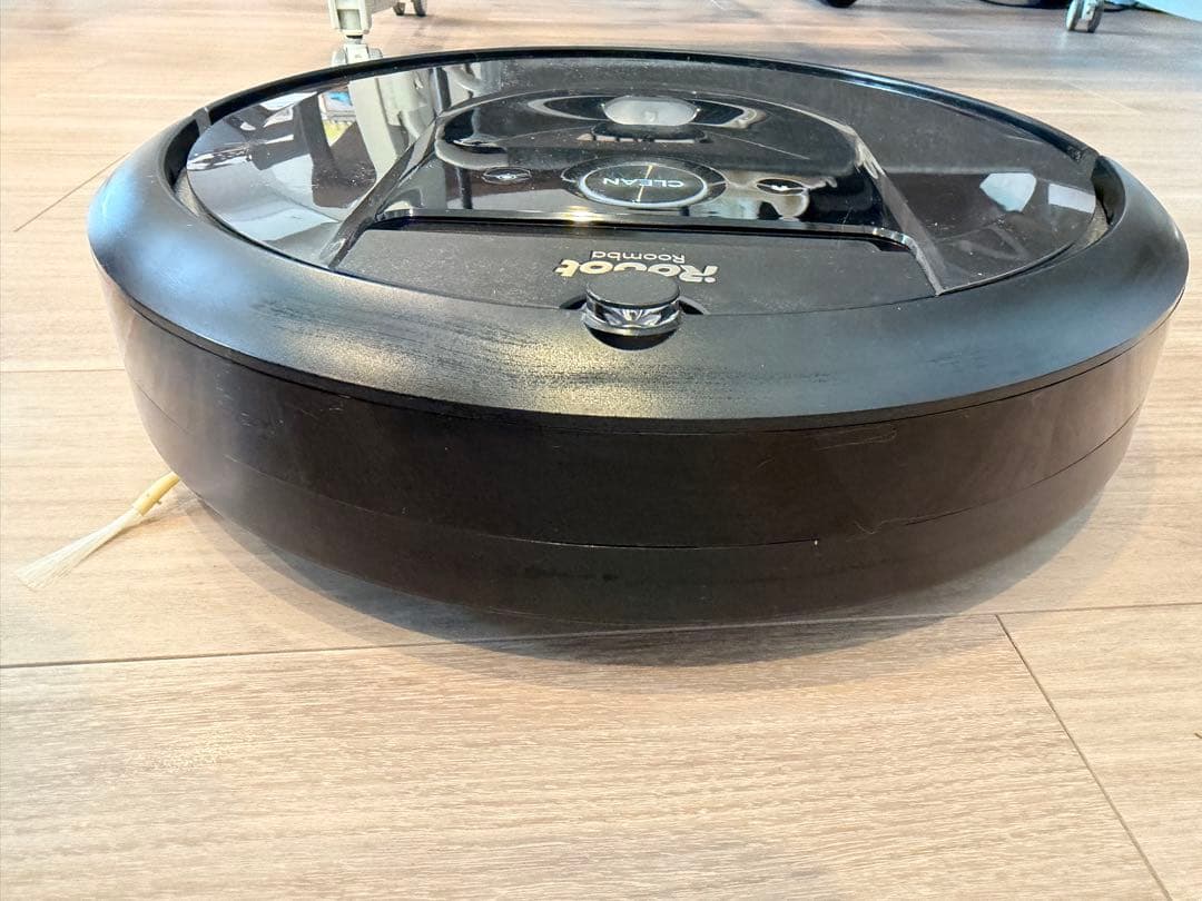 Roomba i7 自動ゴミ収集機能付き(エッジクリーニングブラシのみ動作不良)