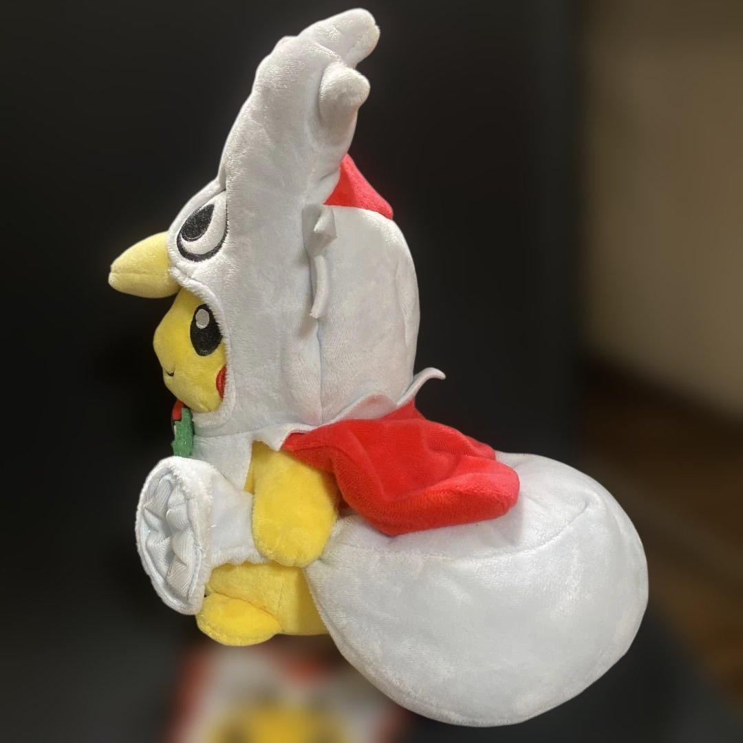 デリバードのポンチョを着たピカチュウ　ぬいぐるみ