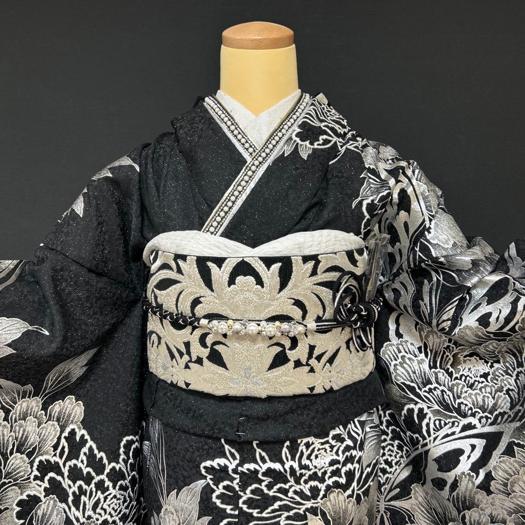 黒ラメシルバー　クール系牡丹に蝶の振袖フルセット