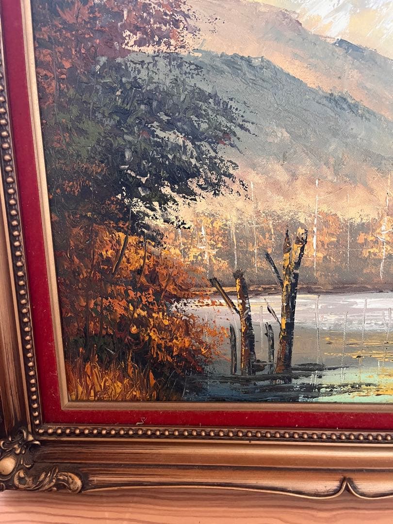 秋の山と湖の油彩画