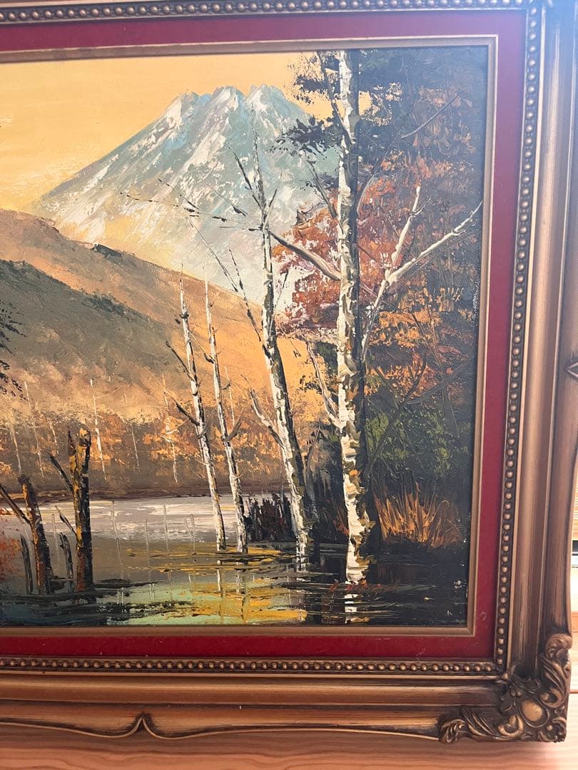 秋の山と湖の油彩画