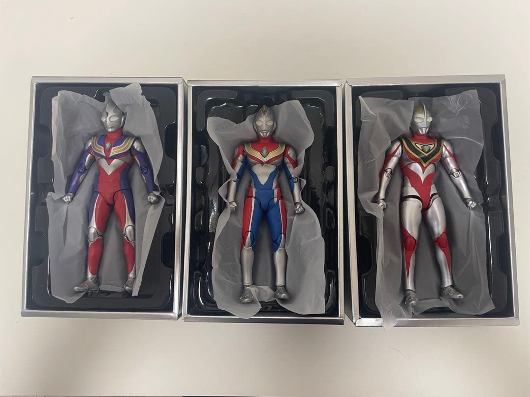 真骨頂ウルトラマン　ティガ　ダイナ　ガイア　アクリルロゴ付き