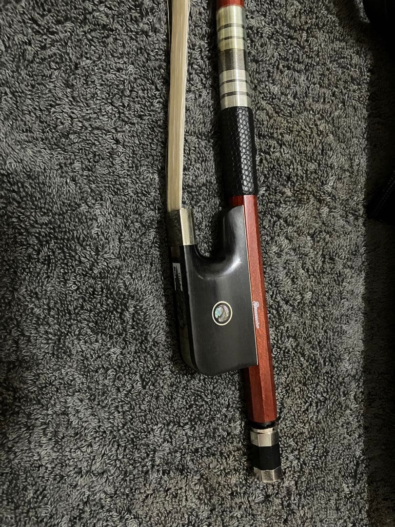 コントラバス弓 カーボン　grazioso(?)