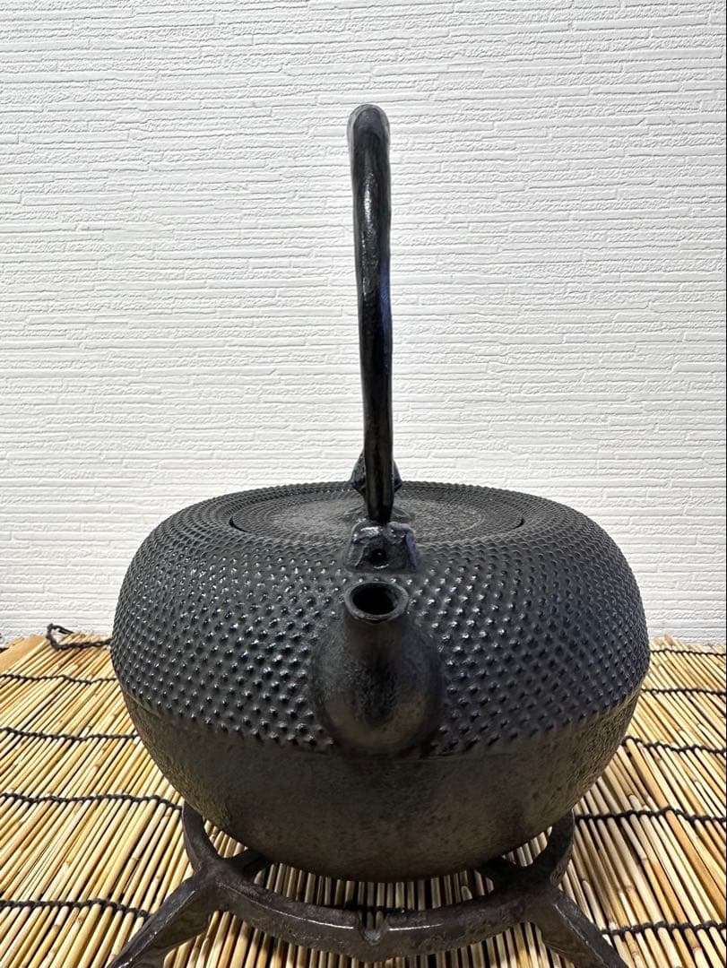 未使用品、供箱等付属品付　南部三厳堂造１５型アラレ　南部鉄瓶　南部鉄器　調理器具