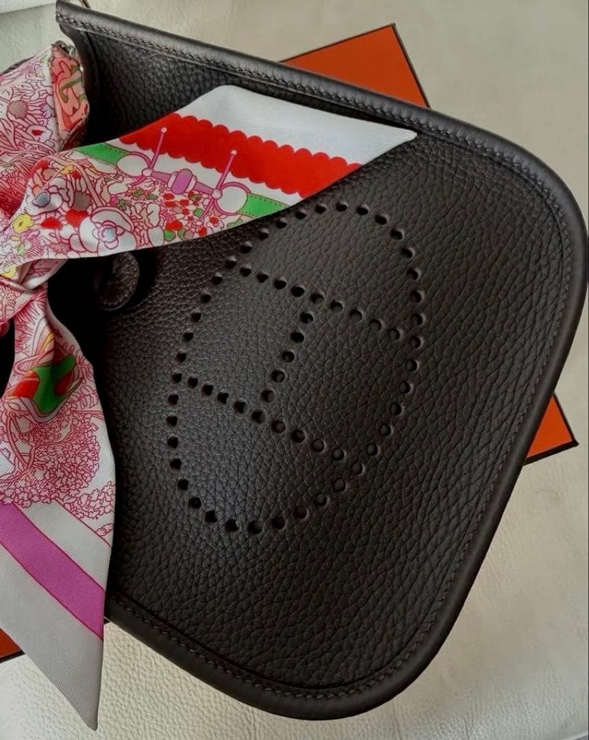 ぴんぴんまる！ Hermès 最新刻印 エヴリン TPM エベンヌ2つ目