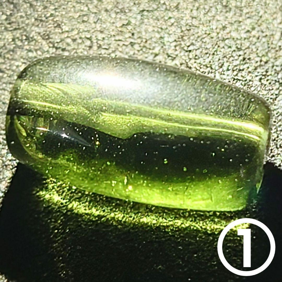 ★(にい！)モルダバイト筒型ビーズ 14×7.5×6ミリ①(鑑別コピー付)