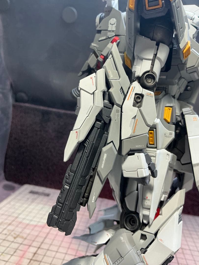 V-TIGER 製　RX-93 νガンダム　全塗装完成品