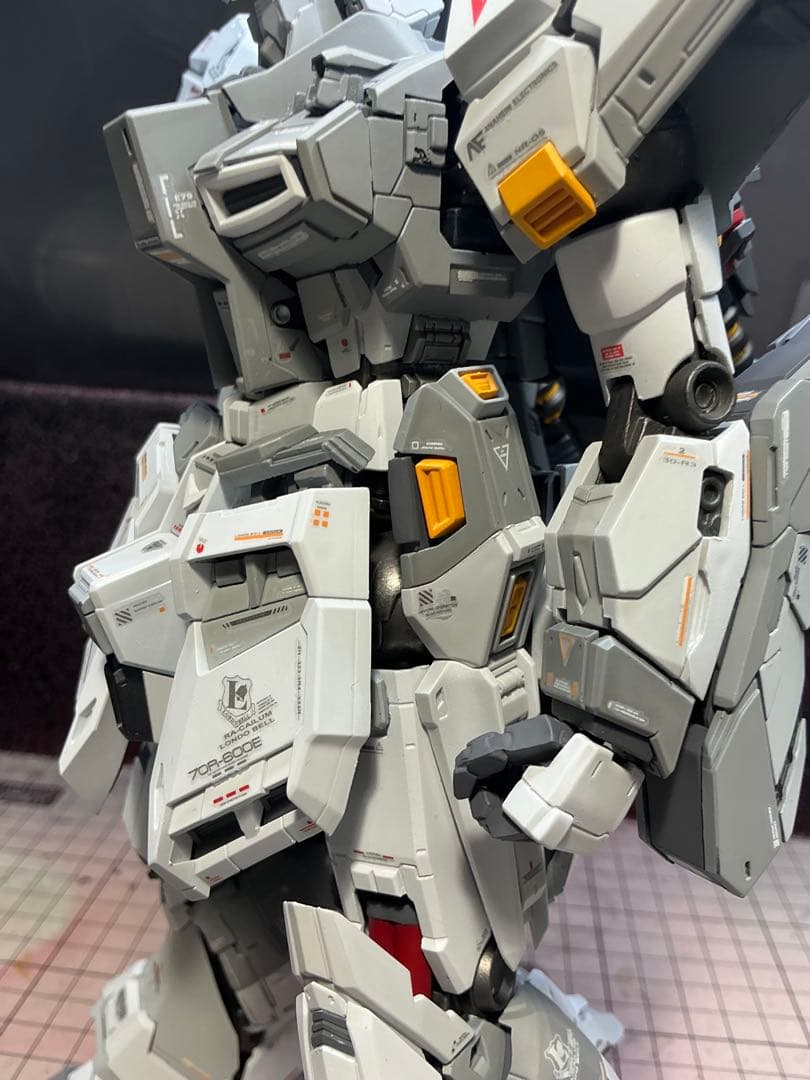 V-TIGER 製　RX-93 νガンダム　全塗装完成品
