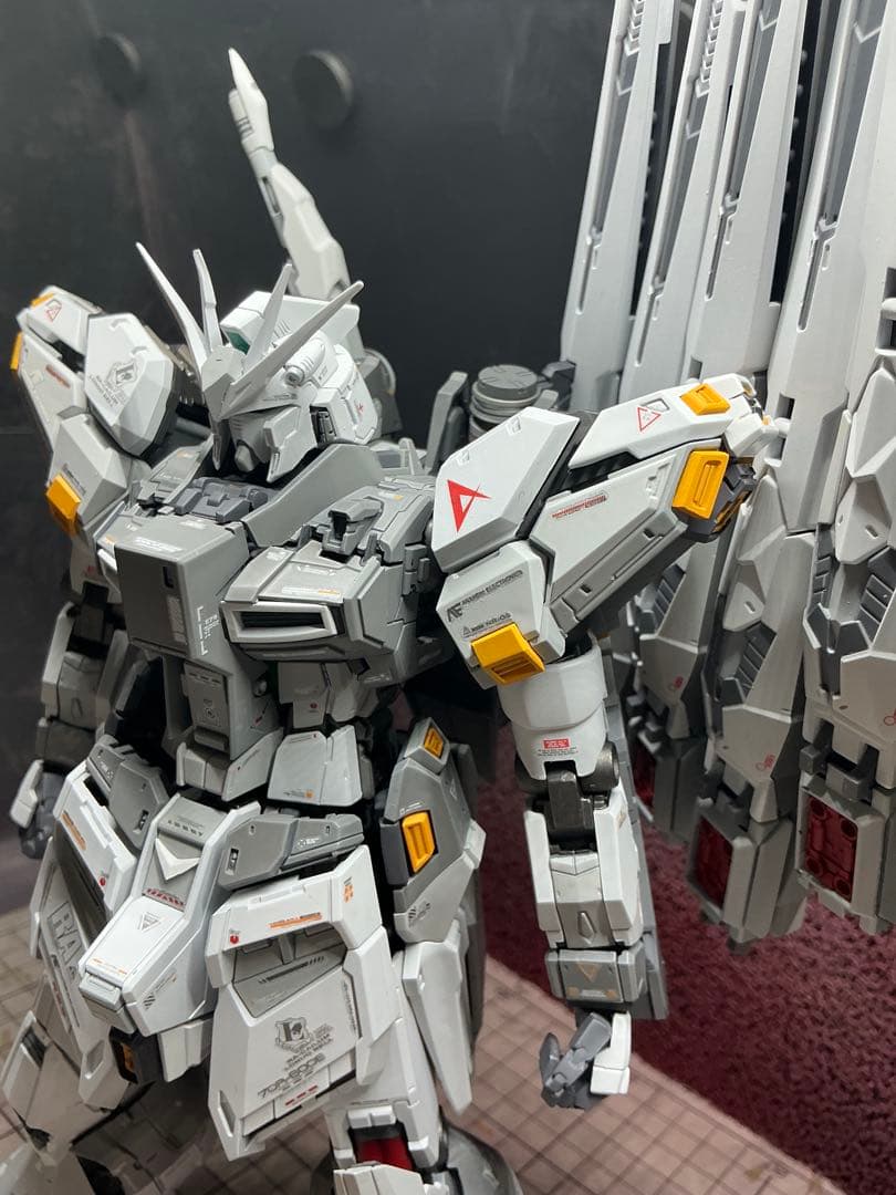 V-TIGER 製　RX-93 νガンダム　全塗装完成品