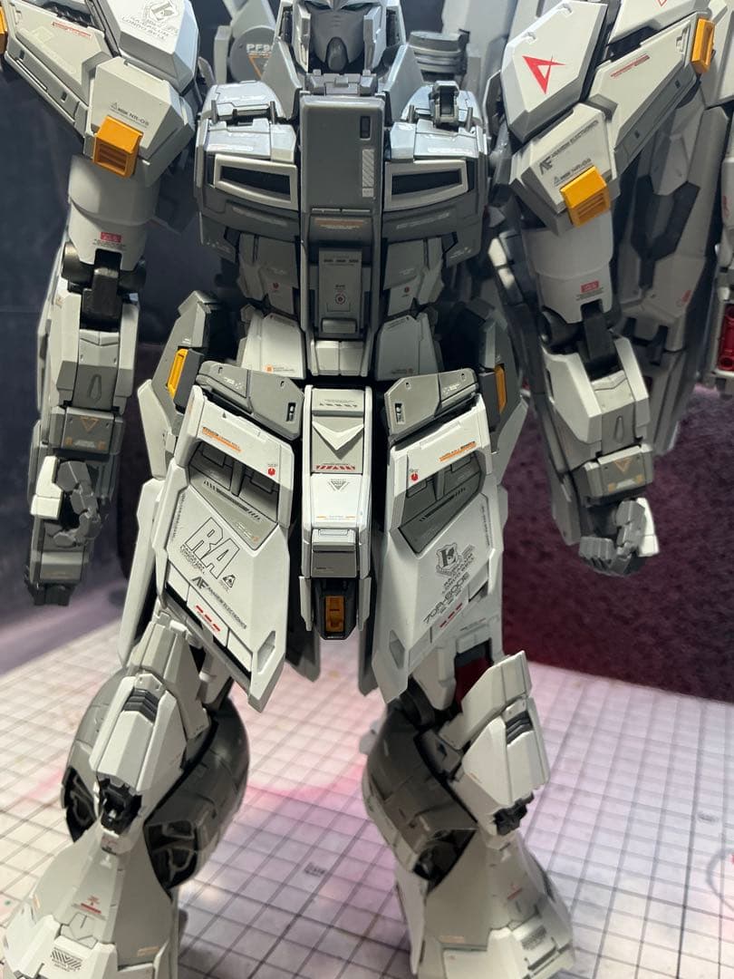 V-TIGER 製　RX-93 νガンダム　全塗装完成品