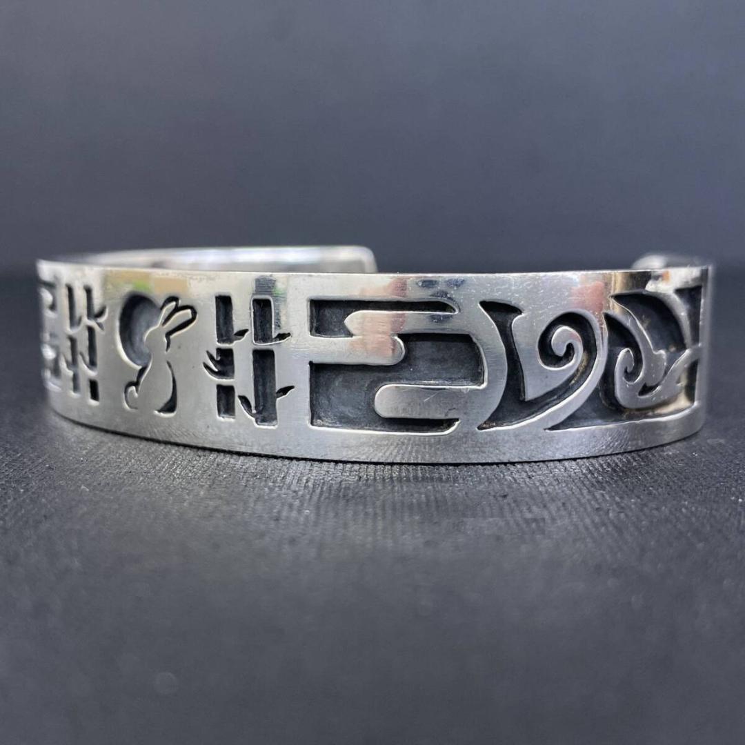 BIG HAND シルバー ネイティブ オーバーレイ スタンプワーク バングル