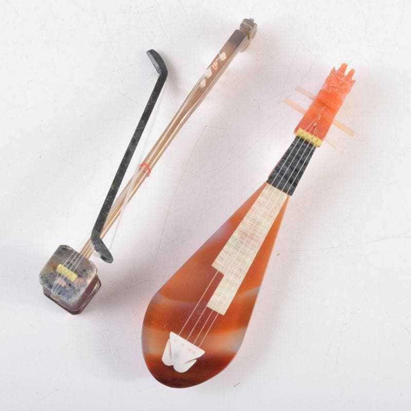 中国　赤瑪瑙彫刻　小さな楽器　弦楽器など　4点　箱付　V　9210