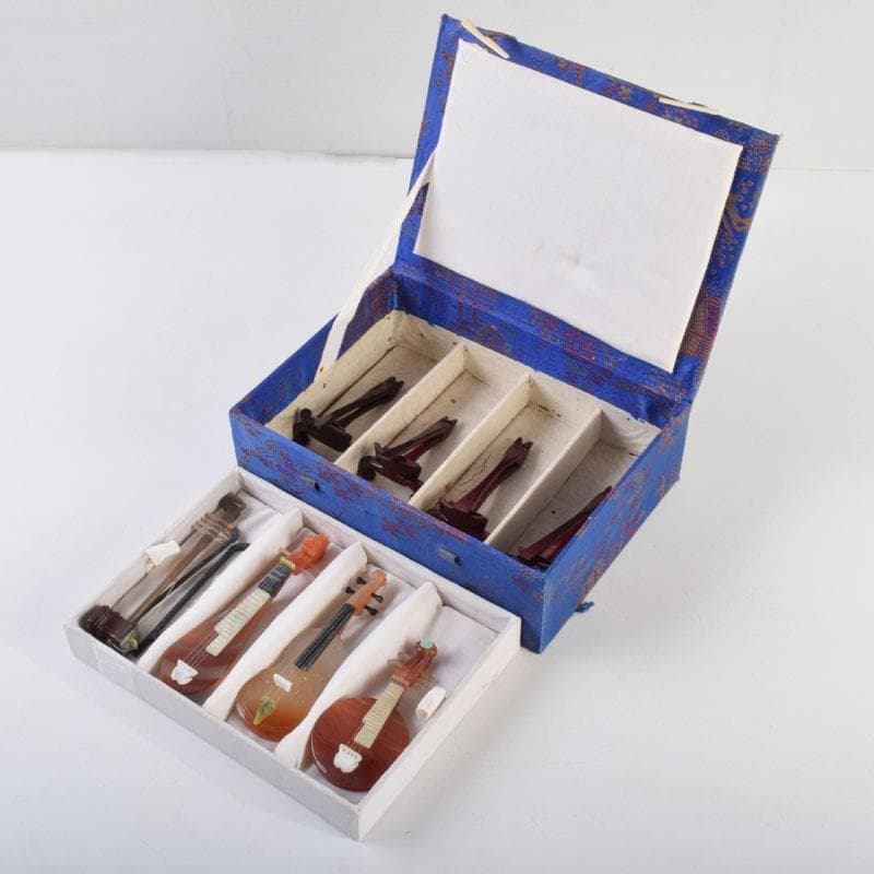 中国　赤瑪瑙彫刻　小さな楽器　弦楽器など　4点　箱付　V　9210