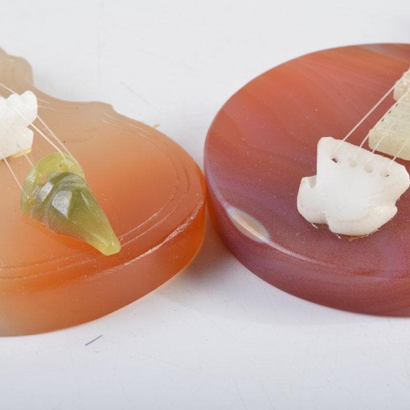 中国　赤瑪瑙彫刻　小さな楽器　弦楽器など　4点　箱付　V　9210