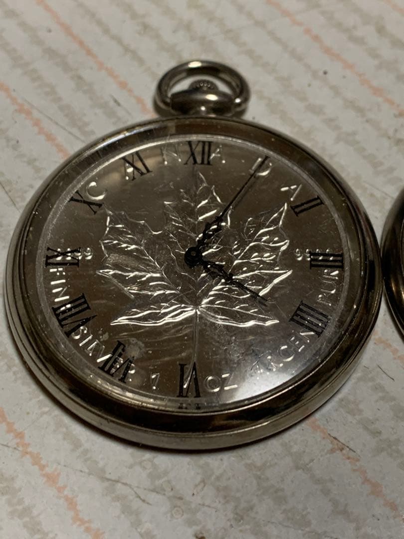 　メイプルリーフ銀貨　懐中時計　 重さ５４.5g　時計不動品かも