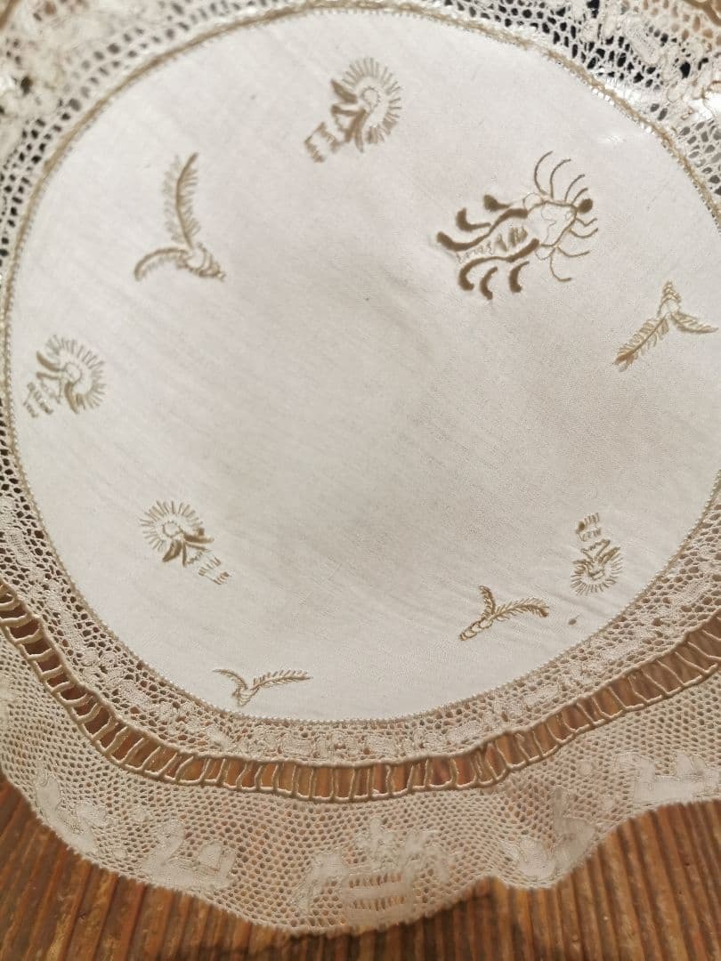 アンティーク 蛍 白鳥 手刺繍リネンドイリー ポワンドパリ 淡いグリーンエクリュ