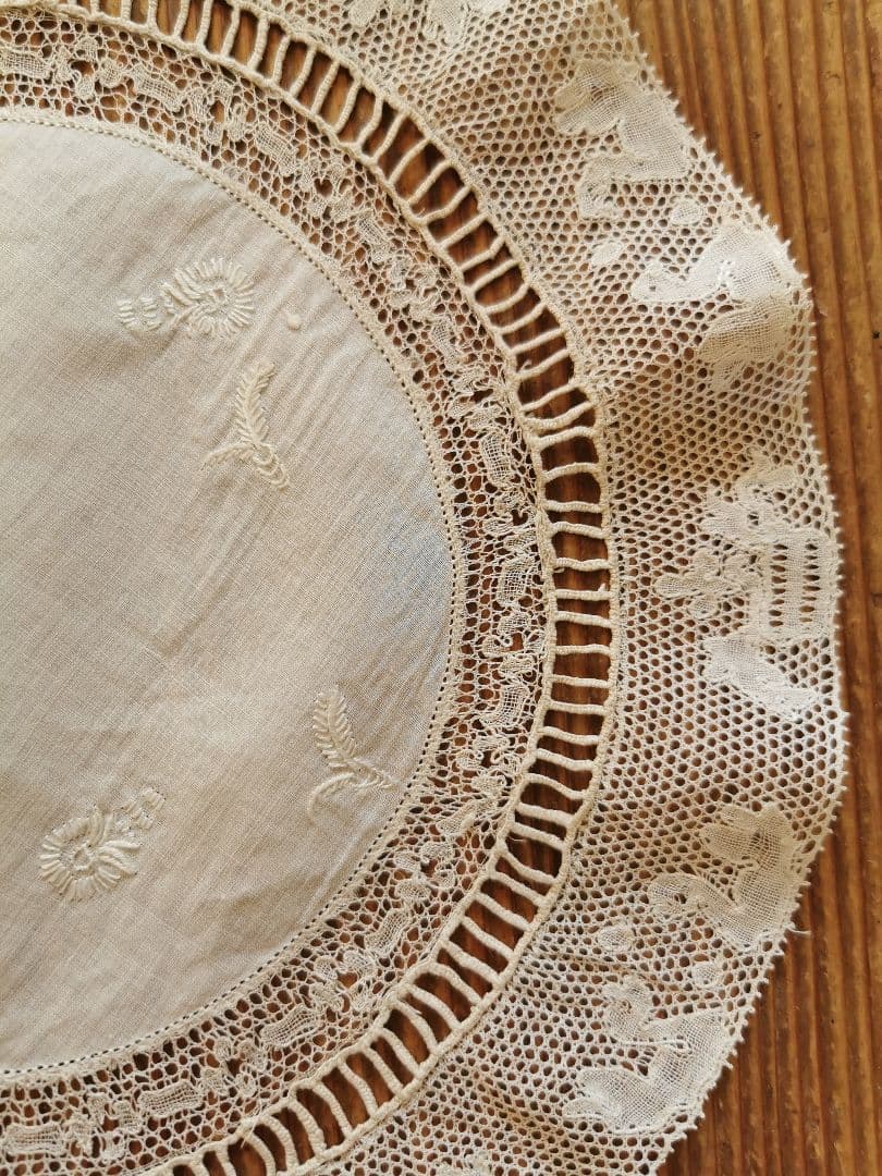 アンティーク 蛍 白鳥 手刺繍リネンドイリー ポワンドパリ 淡いグリーンエクリュ