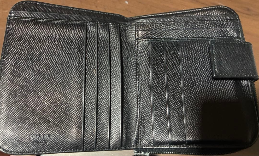 美品 プラダ 折り財布 サフィアーノレザー 三角ロゴ コンパクトジップ ブラック