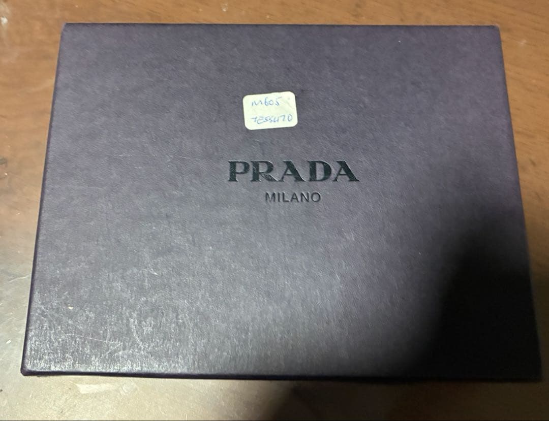 美品 プラダ 折り財布 サフィアーノレザー 三角ロゴ コンパクトジップ ブラック