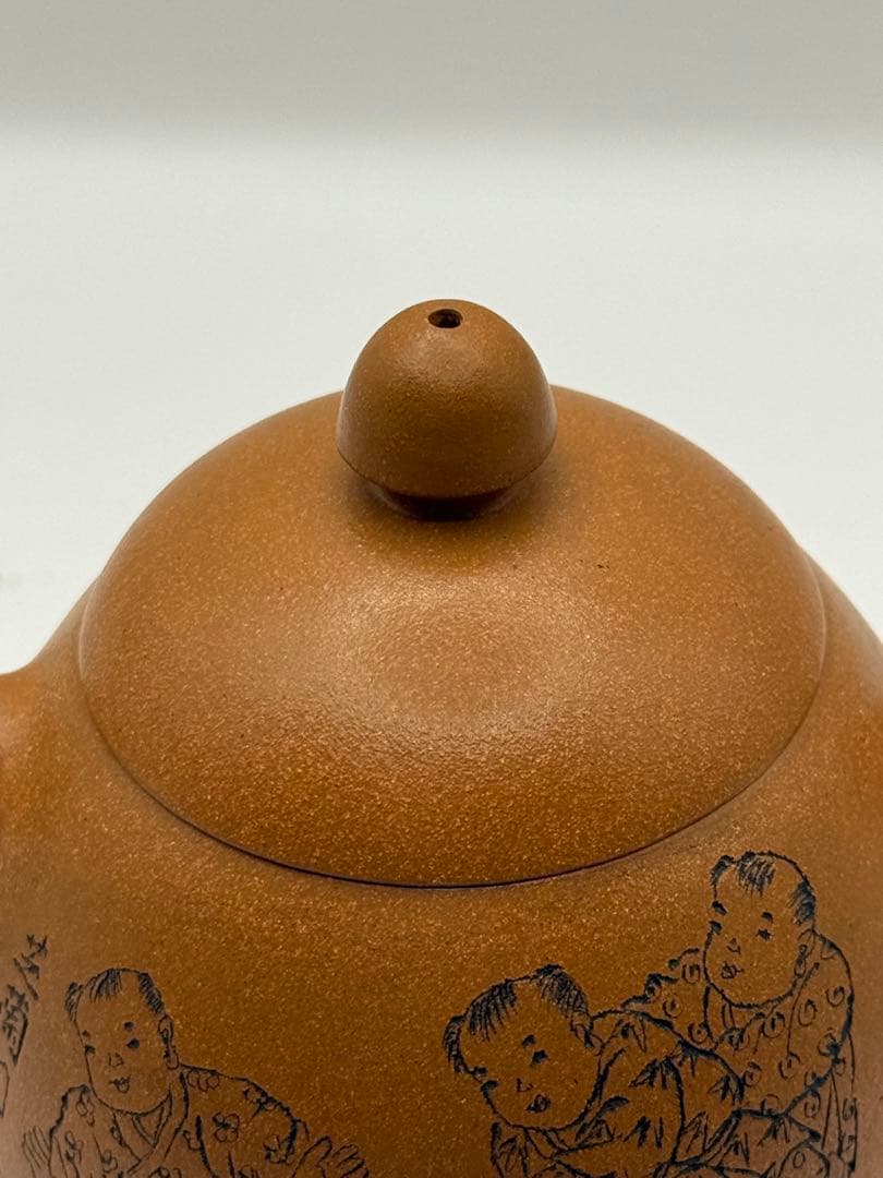 中国　中国　欧詠作　芝蘭閣主　戯嬉圖西施壺　黄鍛泥　中国茶器　宜興紫砂1231