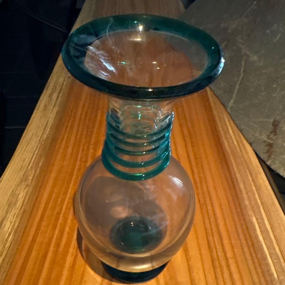 透明と青色のガラス花瓶　びーどろ