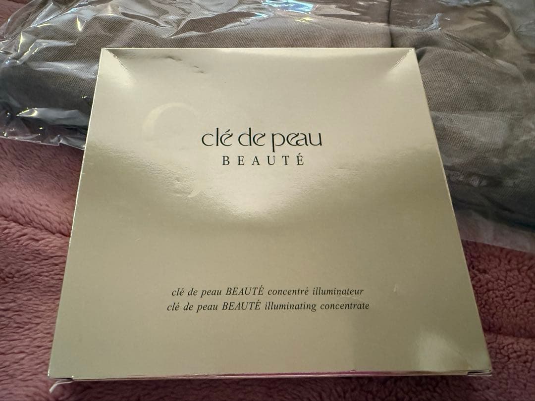 JAL国際線ファーストクラス詰め合わせ(ウェア２、ポーチ１、スキンケア２）